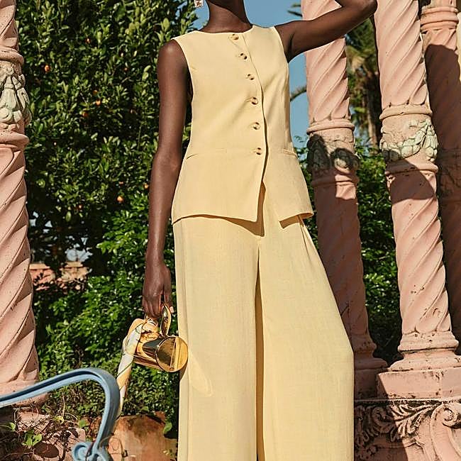 Traje amarillo mantequilla de Love&Roses, a la venta en Zalando, 71 euros.