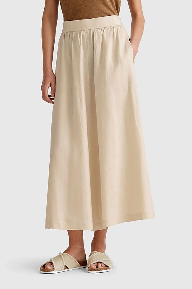 Falda midi con tejido de lino de Benetton.