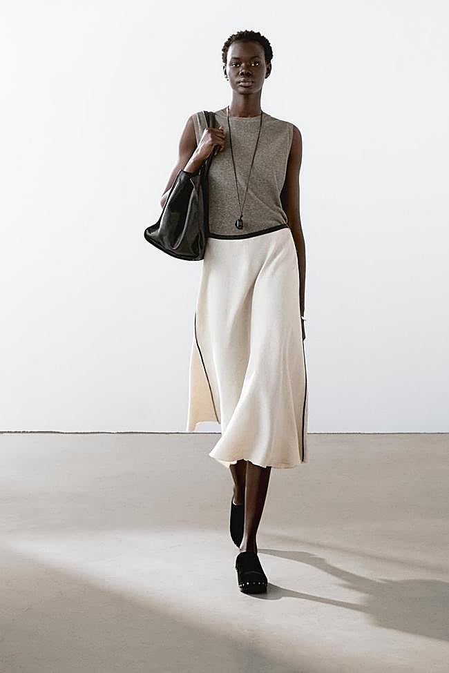 Falda midi con ribetes negros de Massimo Dutti.