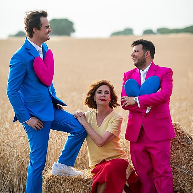 Ágatha Ruiz de la Prada posa con los novios en la finca donde se celebró el enlace.