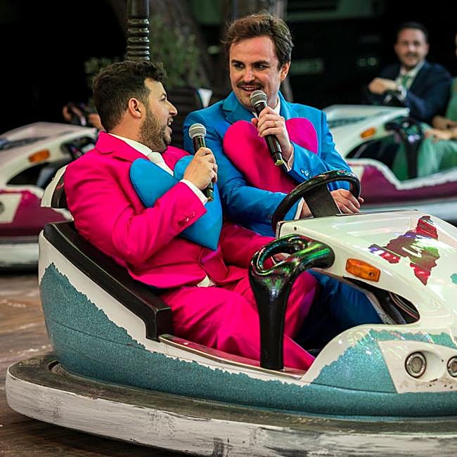 Los recién casados, en los coches de choque.