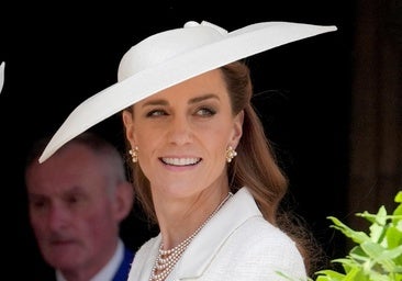 Kate Middleton arrasa con un look de inspiración nupcial en el desfile del Día de la Jarretera: toda de blanco y con pamela XL