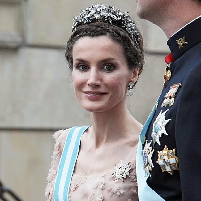 Doña Letizia fue una de las invitadas a la boda de la princesa Victoria de Suecia.