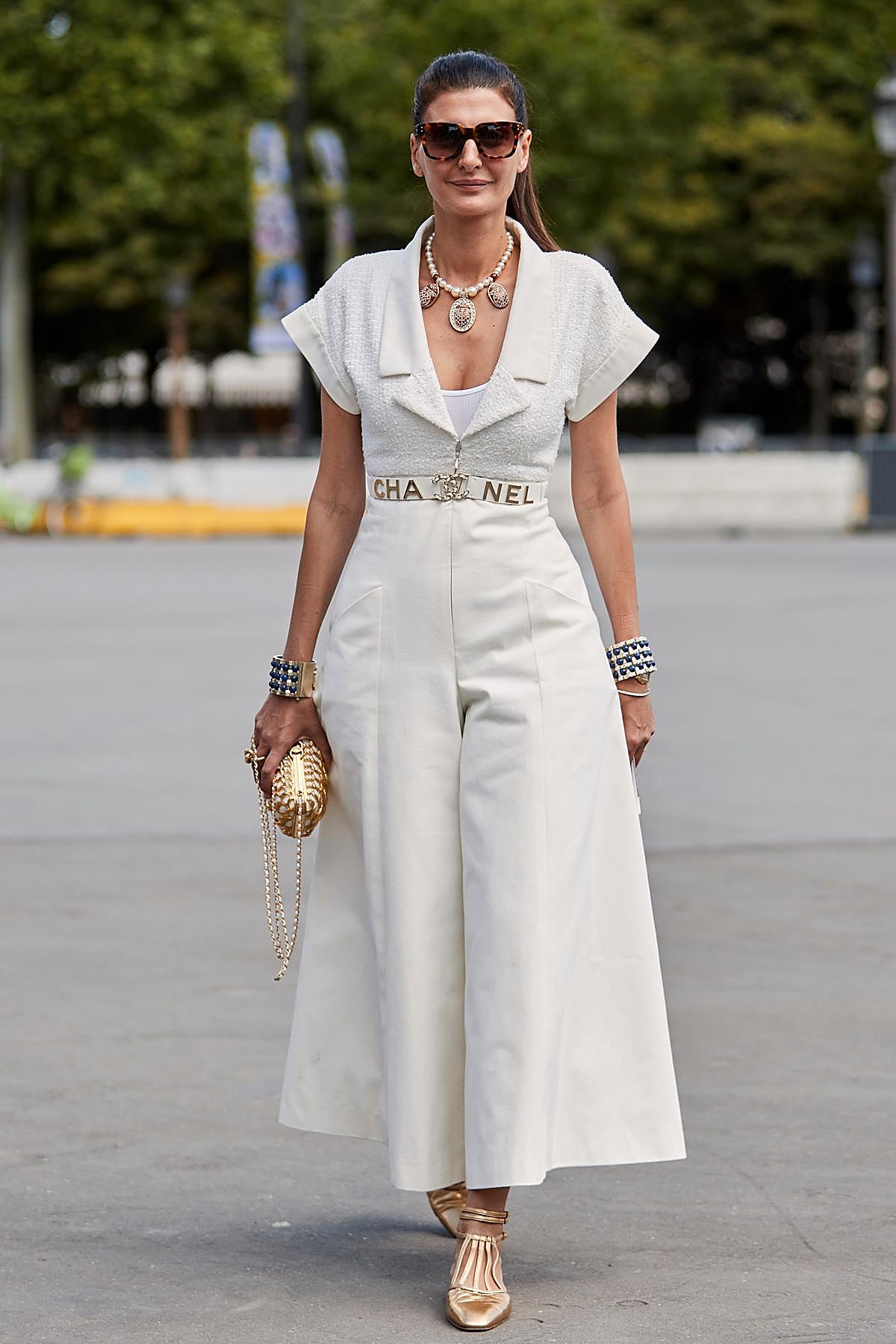 Influencer mayor de 50 años con look de verano