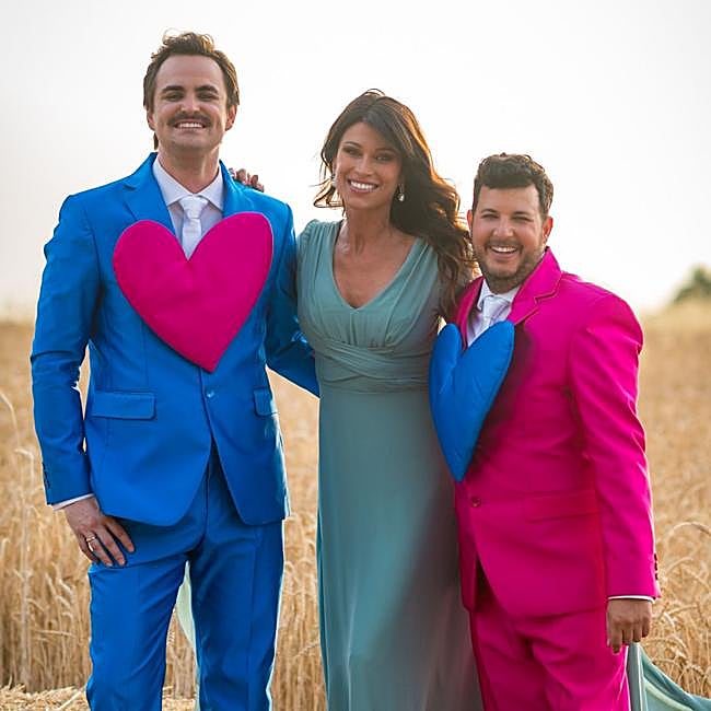 Sonia Ferrer, con los novios, pletóricos.