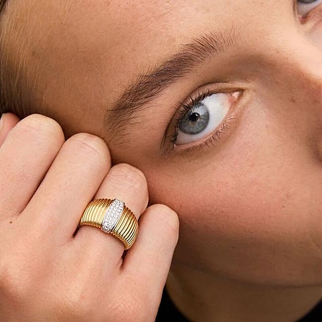 Anillo de oro blanco con diamantes de Suarez.