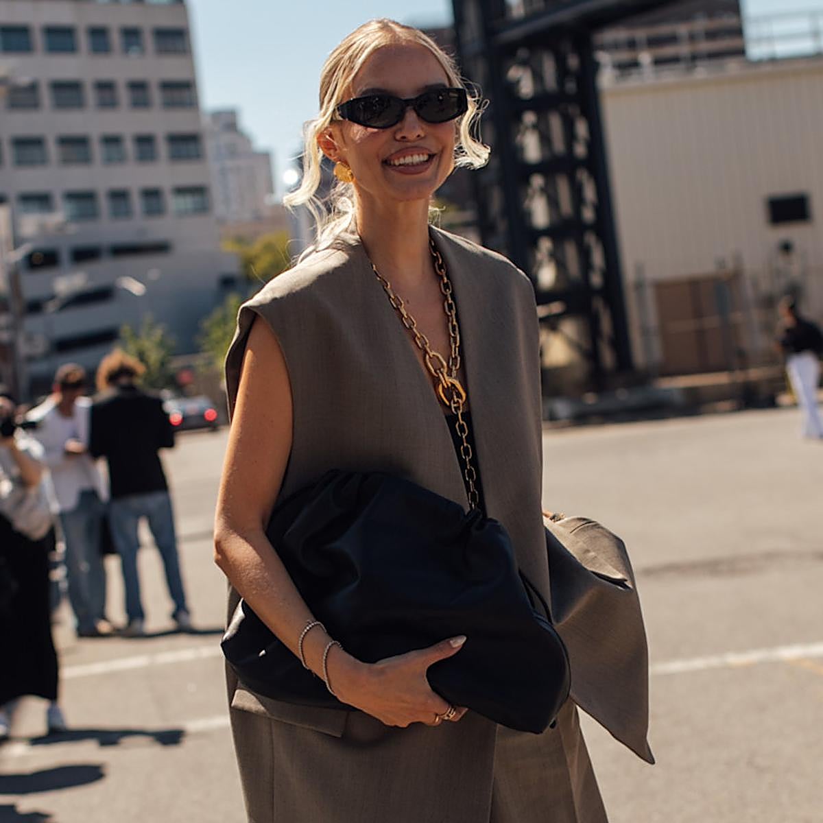 Mujer con look básico de verano