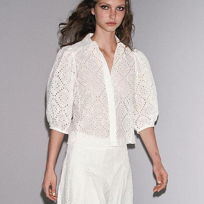 Camisa perforada con mangas abullonadas