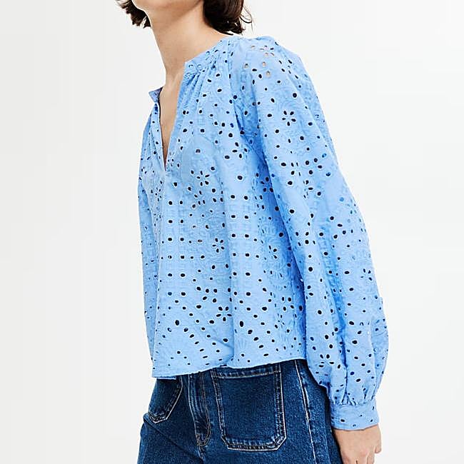 Camisa perforada con manga larga azul