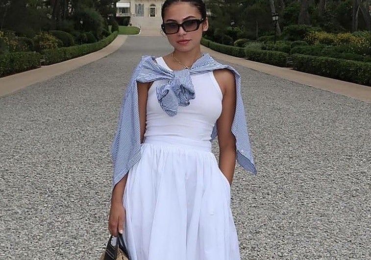 Influencer con falda de vuelo en look de verano