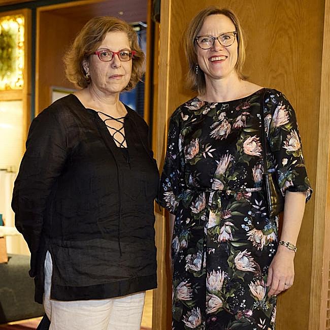 María José Barrero, subdirectora de Comunicacion de Vocento, y la embajadora de Finlandia, Sari Rautio.