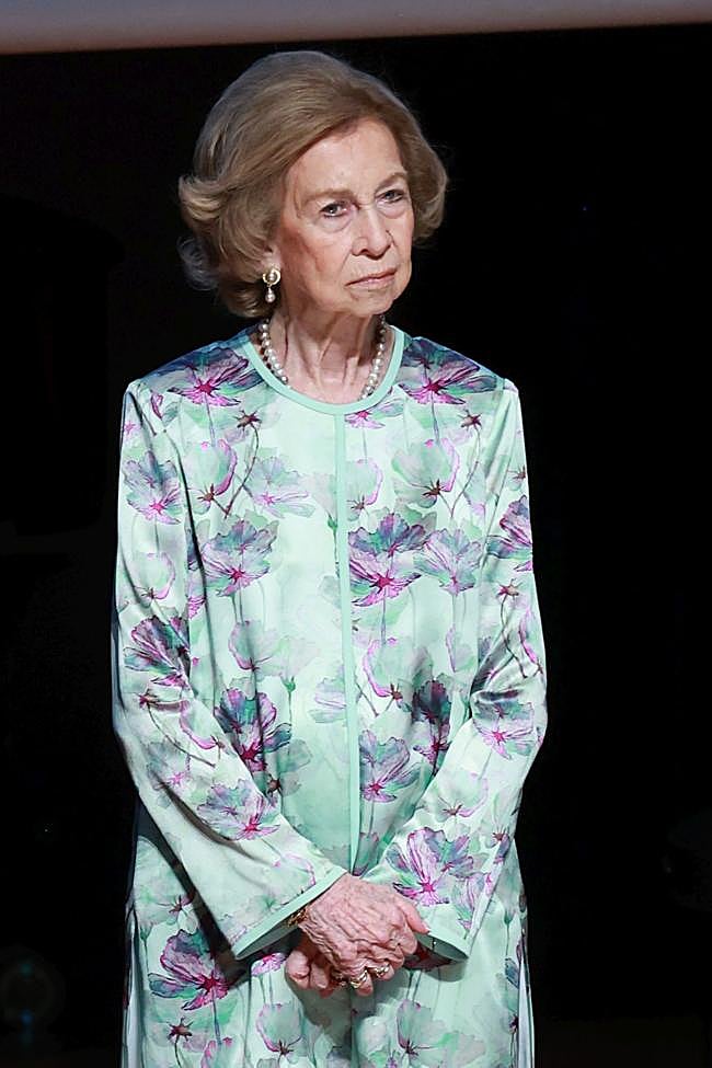 La reina Sofía con un collar de perlas.