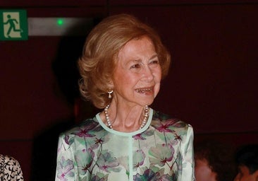 Lección de estilo de la reina Sofía: ficha su blusa tipo túnica