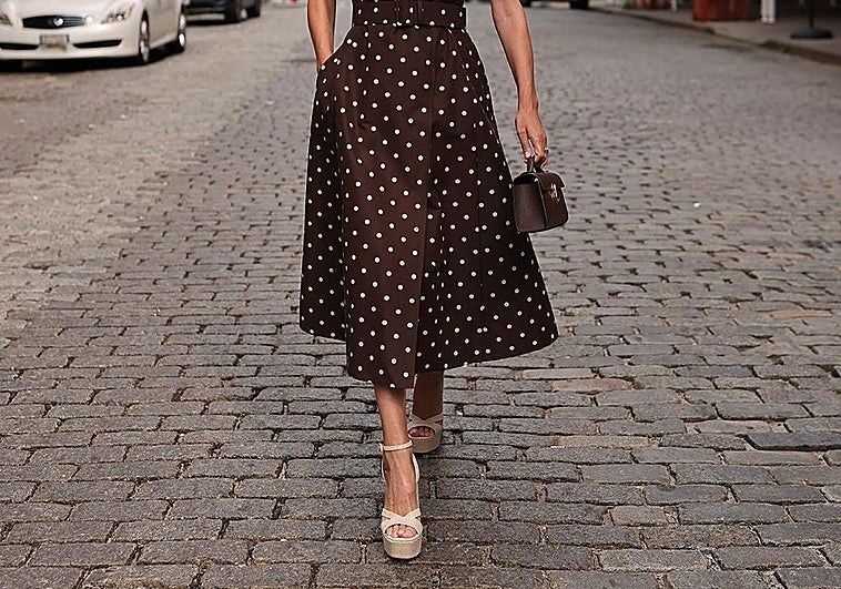 Un look de invitada con sandalias de plataforma.