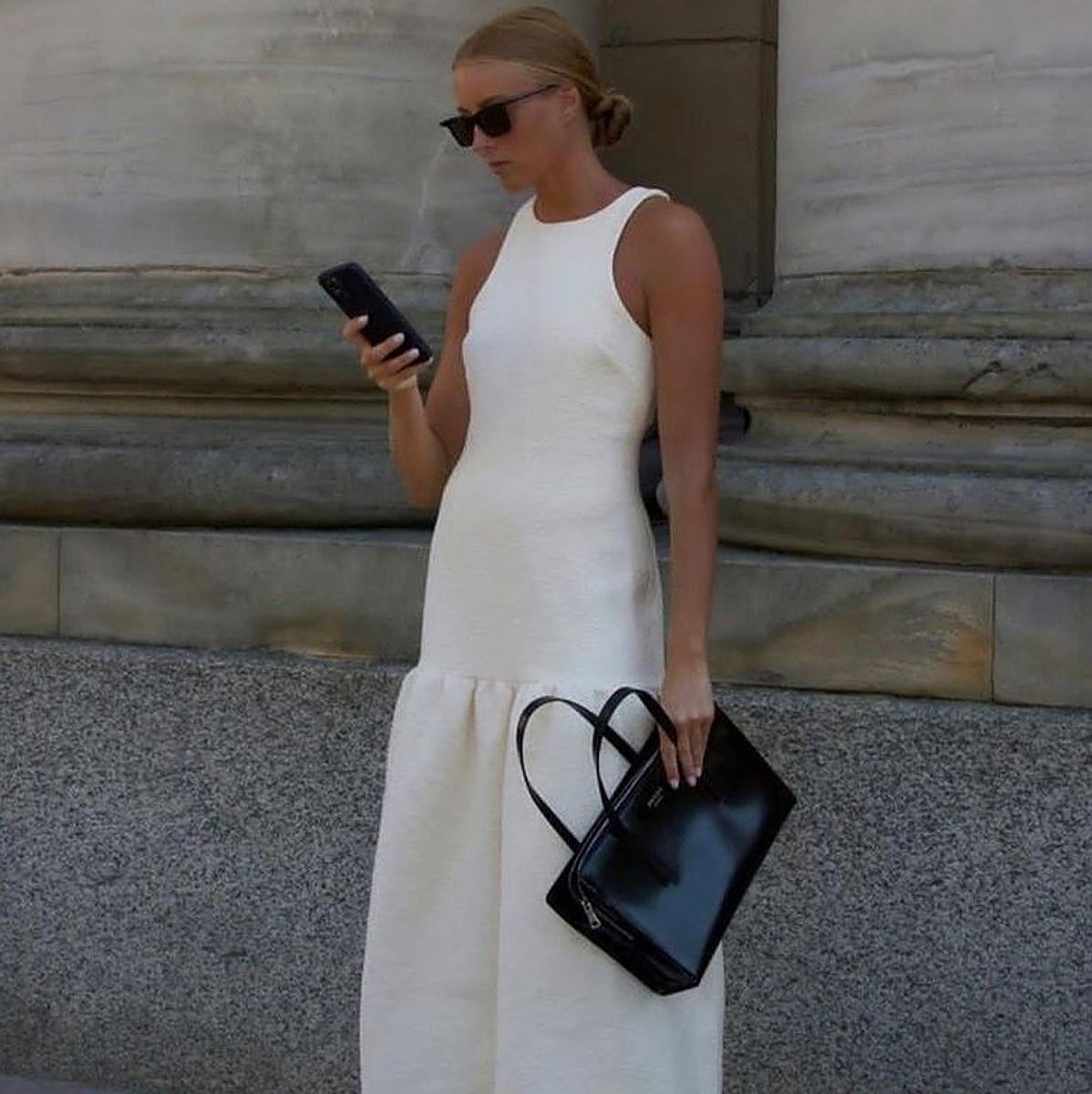 Influencer con vestido con cintura baja