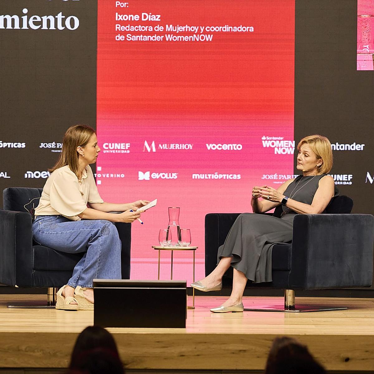 Ixone Díaz, coordinadora de Santander WomenNOW, con look de Roberto Verino. Ha entrevistado en el summit a Magdalena Skipper, directora de la revista Nature.
