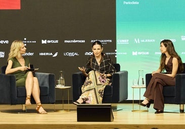 La periodista Silvia Capafons con Noah Higón, jurista, politóloga y activista, y con Carolina Villarroya Beltri, científica del CSIC distinguida por el programa L'Oréal-Unesco For Women in Science.