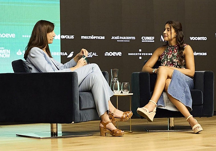 María Fernández-Miranda, con total look de Roberto Verino, entrevista a la campeona olímpica Carolina Marín en Santander WomenNOW.