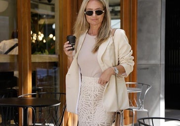 Las mayores de 50 se apuntan a la tendencia de la falda de encaje este verano