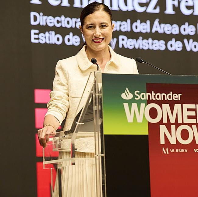 Samary Fernández Feito, directora general del Área de Lujo, Estilo de Vida y Revistas de Vocento, en su intervención en la clausura de Santander WomenNOW, con look de Roberto Verino.
