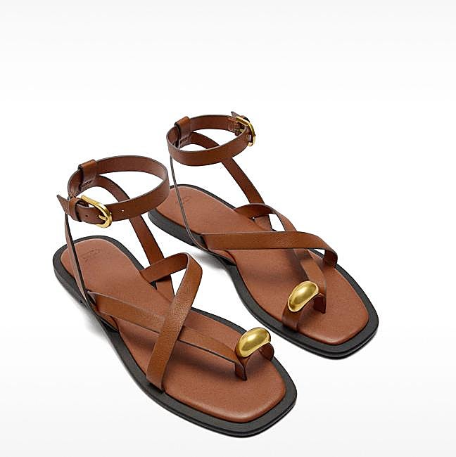 Sandalia con detalle de anillo en dorado de Parfois.