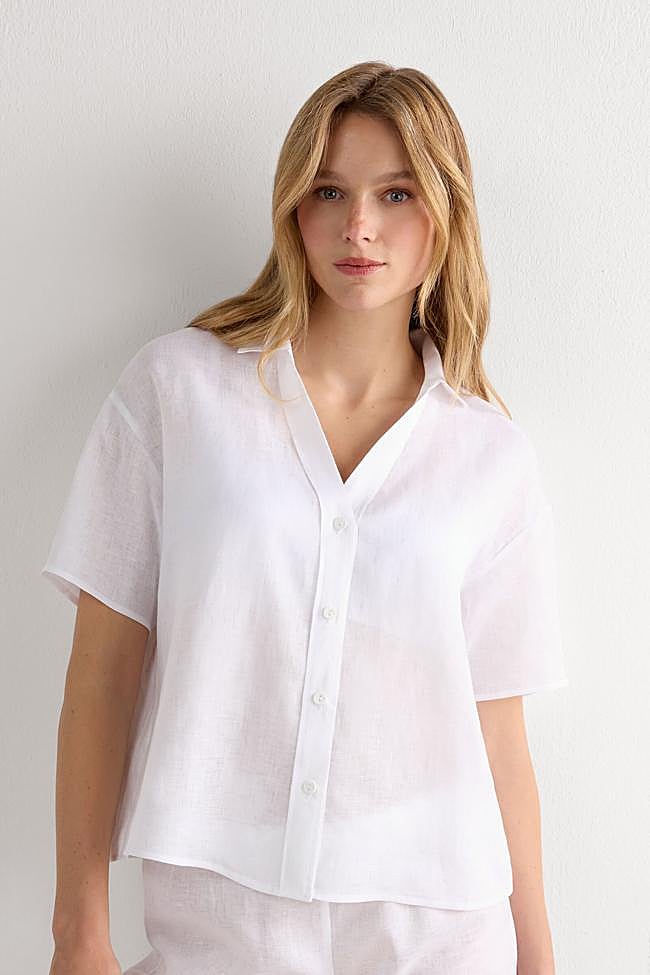 Camisa fluida de lino en color blanco de Intimissimi.