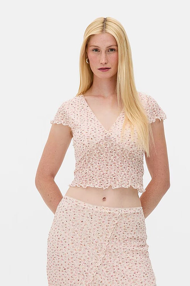 Camiseta diseño floral.