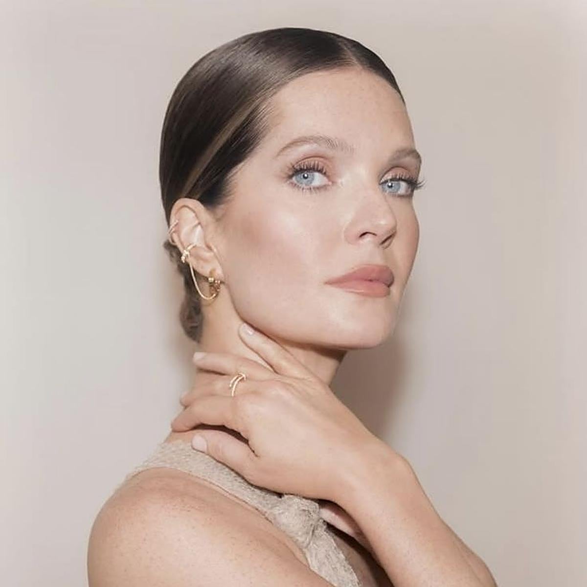 Meghann Fahy con piel radiante