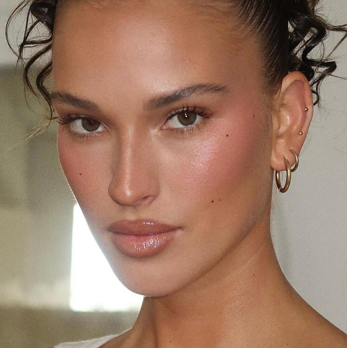 Influencer con labios maquillados con lip contour