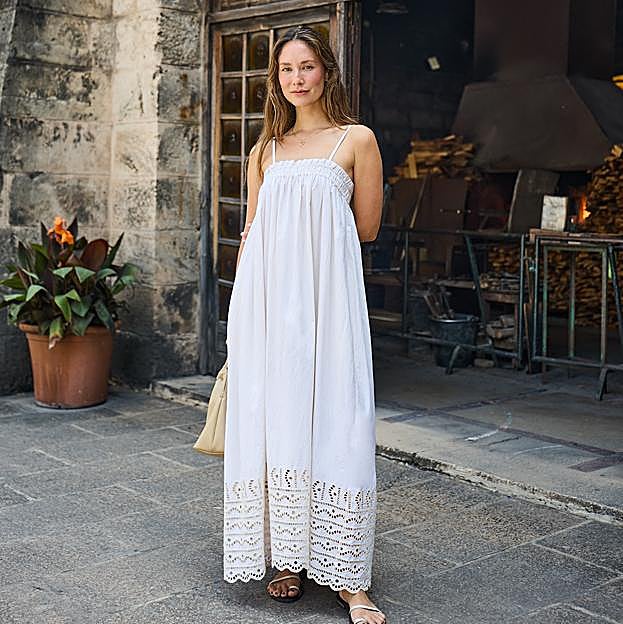 Imagen principal - Grace Villarreal, María F. Rubíes y Melissa Villarreal, vestidas con la colección de Simorra.