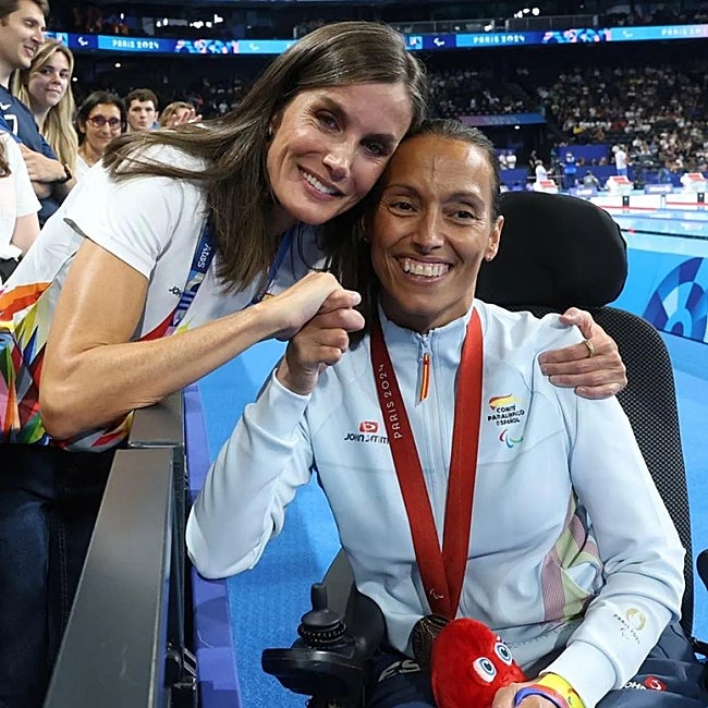 La reina Letizia junto a Teresa Perales en París.