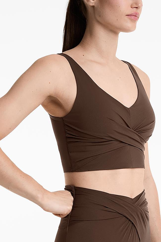 Sujetador deportivo cruzado en marrón de Oysho.