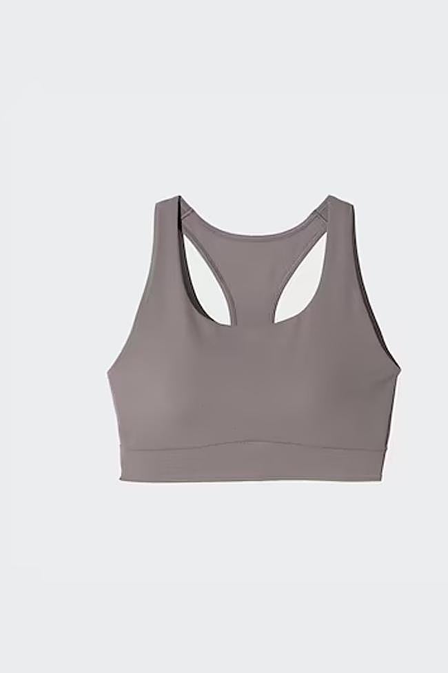 Top deportivo en gris de Uniqlo.