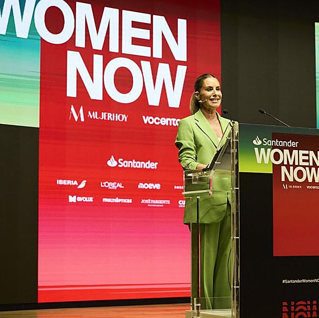 Ainhoa Arbizu ejerció de maestra de ceremonias y presentadora de Santander WomenNOW vestida de Roberto Verino y con maquillaje de L'Oréal París.