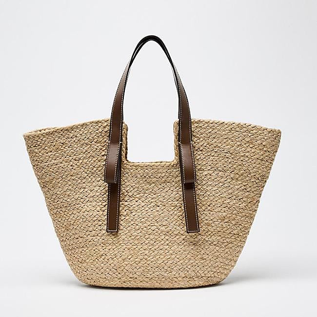 Bolso de yute de Zara (35,99 euros)