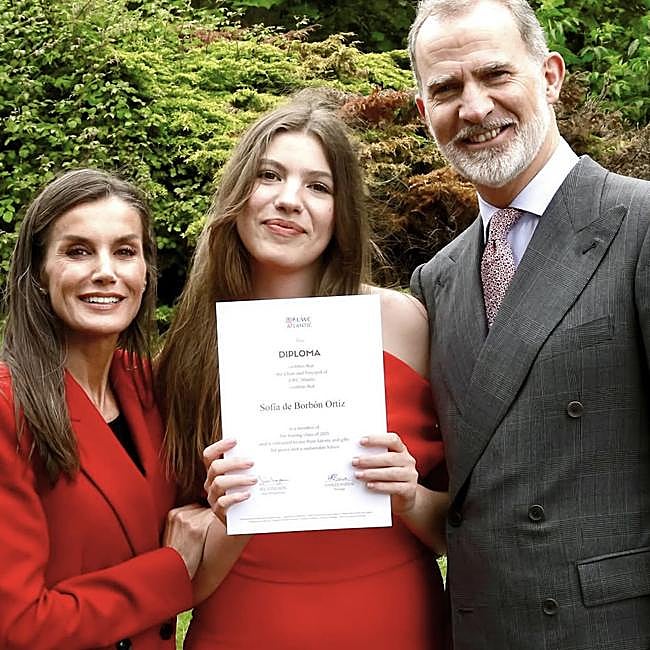La infanta Sofía, en el día de su graduación, flanqueada por sus padres,los Reyes.