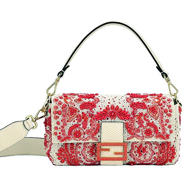 Bolso Baguette con detalles coral, de Fendi.