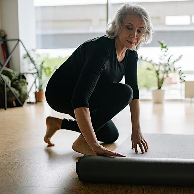 Mujer haciendo ejercicio en el suelo.