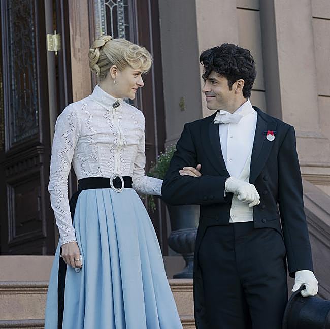 Louisa Jacobson y Harry Richardson son Marian y Larry en La edad dorada.