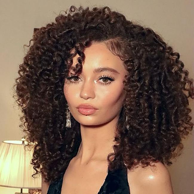 Nico Parker con corte de pelo estilo setentero