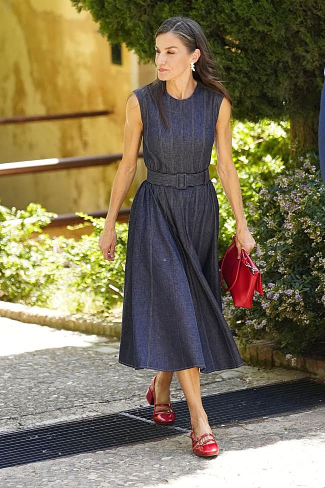 La reina Letizia con zapatos rojos de Sézane.