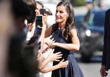 Por qué la reina Letizia se pone siempre estos zapatos de tacón sensato: el truco de este modelo que tiene en varios colores