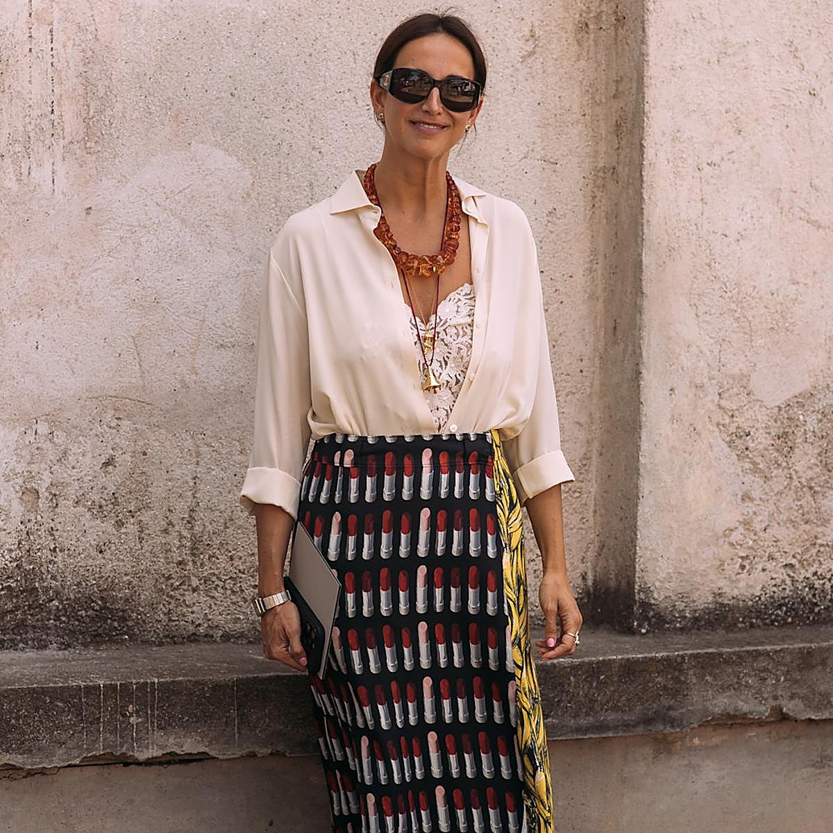 Mujer con look de verano elegante