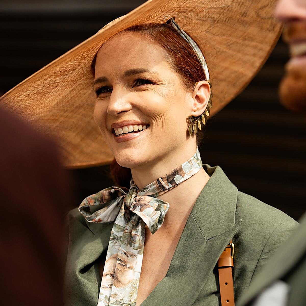 Mujer con pañuelo al cuello