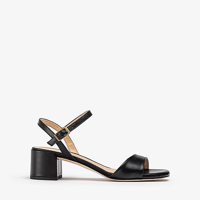 Sandalias negras minimalistas con tacón ancho