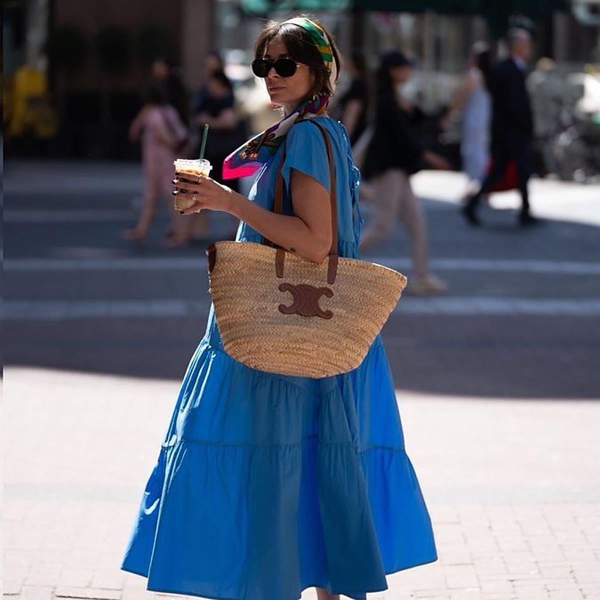 Influencer con vestido de verano cómodo