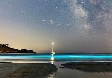 Esta es la playa de Galicia que brilla en la oscuridad las noches sin luna y que tienes que ver este verano