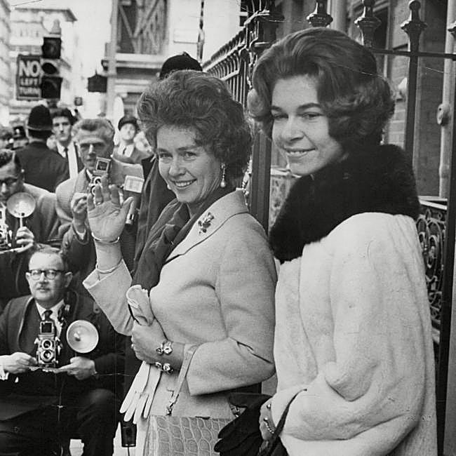 La princesa Irene de Grecia, junto a su madre la reina Federica.
