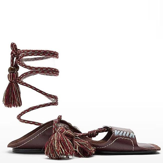 Sandalias atadas con borlas