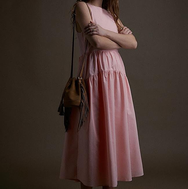 Vestido con vuelo rosa pastel